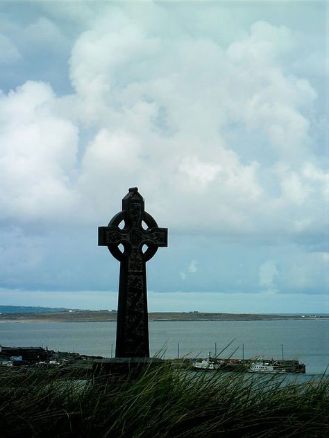 Irish Aesthetic, Celtic Ireland, Ireland Aesthetic, Celtic Crosses, Irish Blessings, Ireland History, Aran Islands, Irish Beauty, Irish Cottage