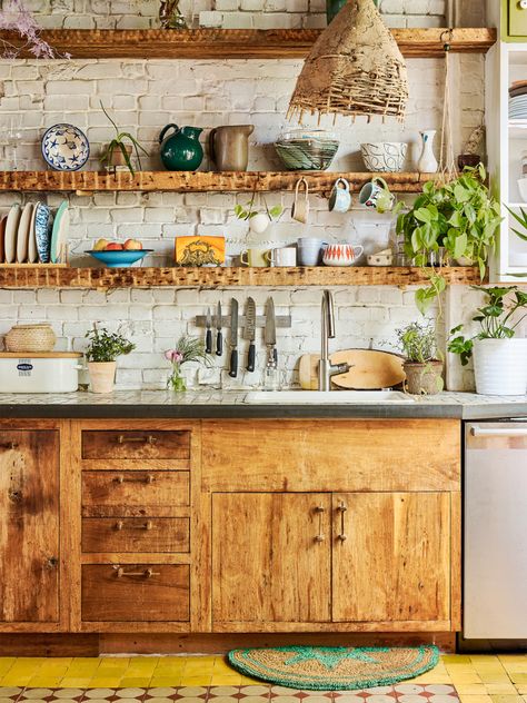 Reclaimed Kitchen, Bohemian Style Kitchen, Boho Style Kitchen, Brooklyn Home, Kitchen Design Trends, Rustic Kitchen Decor, Modern Kitchen Cabinets, Boho Kitchen, Kitchen Trends