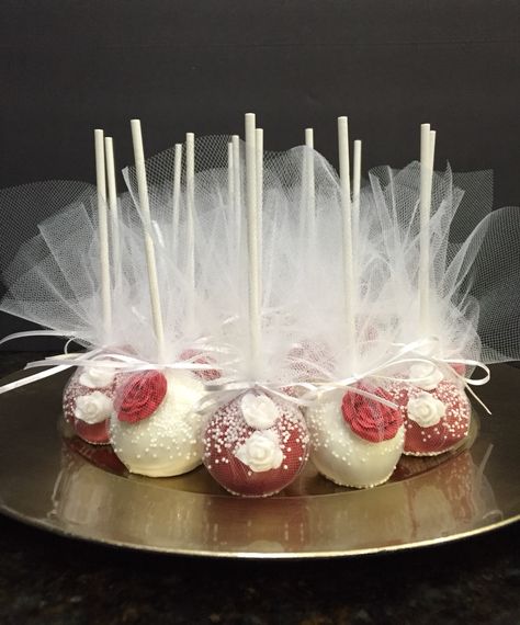 Burgundy and cream cake pops with roses Burgundy Cake Pops, Quince Treats, Negosyo Ideas, Twilight Birthday, Heaven Wedding, Wedding Buffet Table, Rose Cake Pops, Perfect Cake Pops, Sweets Table Wedding