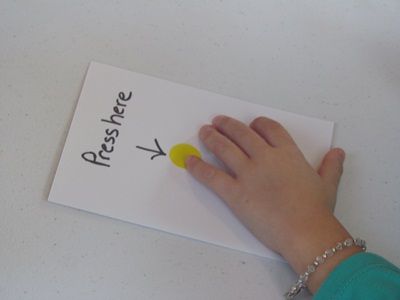 Press Here Cards Press Here Book Activities, Press Here Activities Preschool, Readers Workshop Kindergarten, Herve Tullet, Library Programming, Storytime Crafts, Childrens Books Activities, Teach Preschool, Abc Phonics