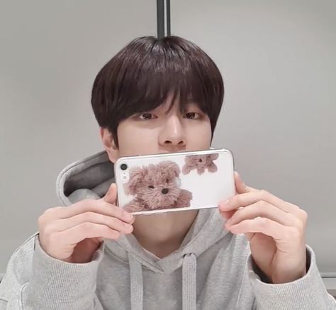 Seungmin Straykids, Couples Phone Cases, The Pose, Stray Kids Seungmin, My Phone, Look Alike, Stray Kids, So Cute, Twitter Sign Up