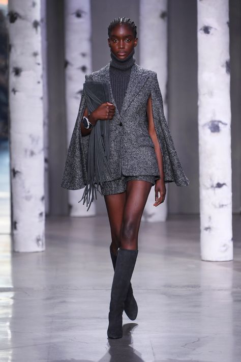 Michael Kors 2023, Michael Kors Runway, Michael Kors Fall, French Women Style, Michael Kors Fashion, Velvet Clothes, 2023 Collection, Model Fashion, Fashion Weeks