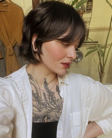 @damperdaisy.beauty on instagram Messy Bob Curtain Bangs, Layered Bob With Micro Bangs, French Bob With Side Bangs, Bob Mullet Hair, Short Hair With Shaved Side, Bixie 90s Haircut With Bangs, Short Non Binary Hair, French Short Hair, Short French Bob With Bangs