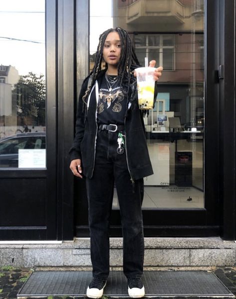 foto de fatou jallow segurando um copo de milkshake, usando uma roupa preta. Outfit Skater Girl, Skater Girl Aesthetic, Girl Skater, Skater Outfits, Skater Aesthetic, Skater Girl Outfits, Skater Girl, Skater Girls, Alternative Outfits