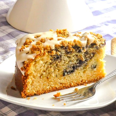 Blueberry Swirl Coffee Cake. A moist buttery coffee cake swirled with blueberry jam, then topped with a crumb streusel and a drizzle of vanilla glaze.#breakfast #brunch #sundaybrunch #coffeebreak #teatime Easy Weekday Dinners, Cooking And Baking Recipes, Blueberry Crumble Bars, Baked Meringue, Blueberry Coffee Cake, Rock Recipes, Baking Inspiration, Fruit Toppings, Vanilla Glaze