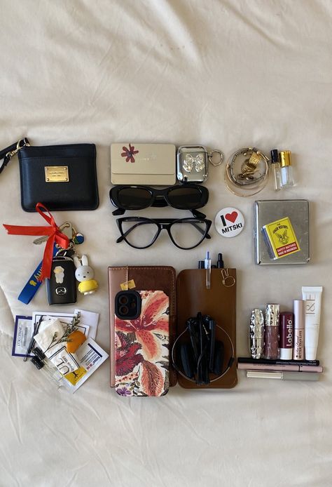 Winter Essentials Aesthetic, Wfh Motivation, What’s In My Bag Aesthetic, In My Bag Aesthetic, Valeria Core, Everyday Bag Essentials, What's In My Bag, Essentials Aesthetic, Inside My Bag