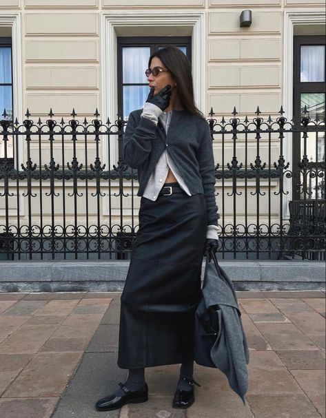 Long Black Skirt Outfit, Long Black Skirt, Black Skirt Outfits, Skirt Outfits Fall, Long Skirt Outfits, Rock Outfit, 가을 패션, Autumn Outfit, Long Black