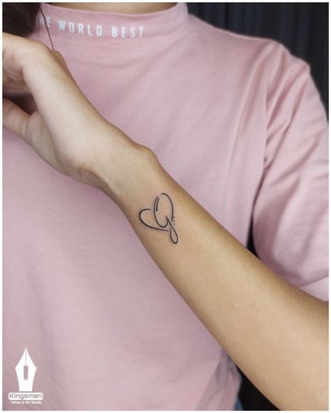 #Tattoos #BeautifulsmalltattoosdesignsForGirls #beautifulTattoos #SmalltattosForwomen #TattoosDesigns This tattoo design is very beautiful ... less Heart With Initals Tattoo, Letter And Heart Tattoo, G With Heart, Heart With Name Tattoo, G Letter Tattoo, Back Tattoo Full, G Heart Tattoo, Letter G Tattoo, Q Tattoo