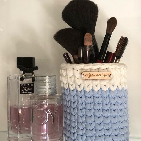 Beauty Basket, Caring For The Environment, Red Basket, Colorful Stationery, Small Gadgets, Makeup Brush Organization, Basket Organizer, Makeup Holder, Beauty Storage