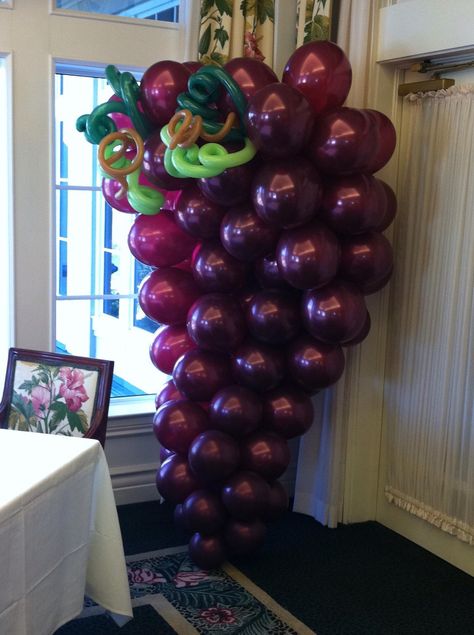 Balloon grapes Wine Party Decorations, Decoration Communion, Diy Ballon, Wine Party Theme, Recuerdos Primera Comunion Ideas, Party Decorations Balloons, Italian Party, Communion Decorations, Decorations Balloons