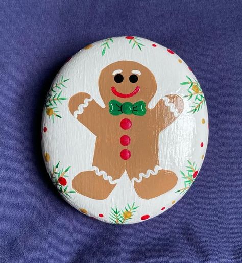 Gingerbread Man Rock Painting, Gingerbread Painted Rocks, Gingerbread Rock Painting, Christmas Pebble Art, Christmas Rocks, Fall Rock, Gingerbread Crafts, Painting Words, Christmas Rock