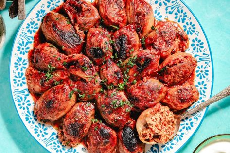 Make these Middle Eastern stuffed onions for a warming weeknight meal | CBC Life Iraqi Dolma, Friday Meals, Stuffed Onions, Cooking Vegetables, Scd Diet, Grazing Table, Vegan Sides, Vegan Eats, Tic Tok