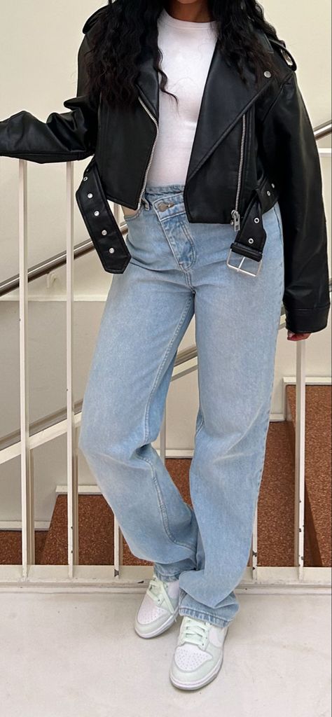 Leather Jacket And Blue Jeans Outfit, Dark Jeans With Light Jean Jacket Outfit, Blue Flared Jeans Outfit, Highwaist Jean Outfits, Blue Leather Jacket Outfit, White Leather Jacket Outfit, Jackets Outfit, Oversize Jeans, White Pants Outfit