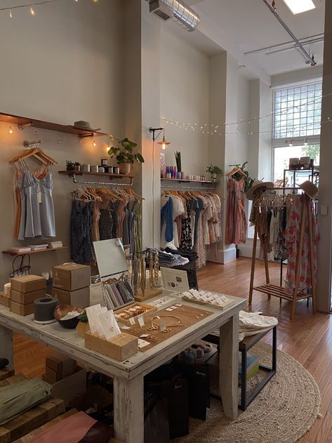 Small Boutique Interior Design Clothing, Boutique Clothes Shop, Small Fashion Shop Interior, Upscale Boutique Interior, Closet Shop Design, Small Business Shop Decor, Small Business Thrift Shop, Small Shops Ideas, Boho Boutique Decor Interiors