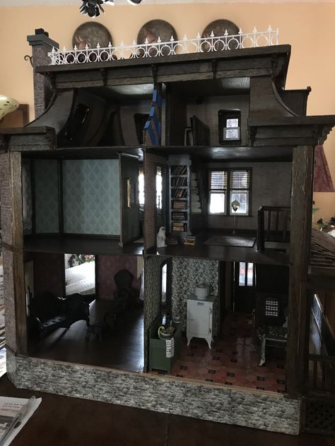 Inside Gothic Dollhouse Interior, Goth Doll House, Halloween Dolls House, Haunted Dollhouse Diy Ideas, Goth Dollhouse, Dollhouse Shelves, Lily Dollhouse, Spooky Dollhouse, Monster High House