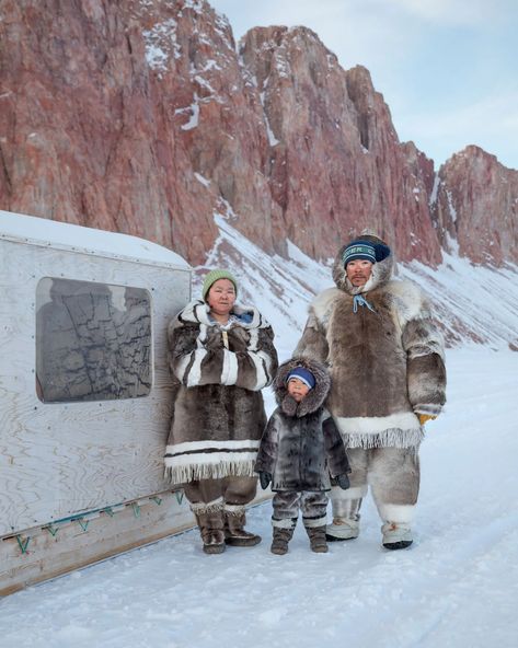 Canadian Traditional Clothing, Inuit Clothing, Canadian Arctic, Inuit People, Dark Materials, History Magazine, Sea Ice, Hunting Camp, Offshore Wind