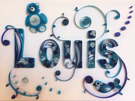 Tableau prénom quilling Louis bleu avec nounours. Réalisé par Les Loisirs Créatifs d'Eugénie avec la technique du quilling (papier roulé ou paperolles) https://www.creatifs-loisirs.com/ Porcelain Pens, Quilling Letters, Neli Quilling, Sheep Crafts, Art Quilling, Quilled Creations, Quilling Paper Craft, Quilling Paper, Diy Origami