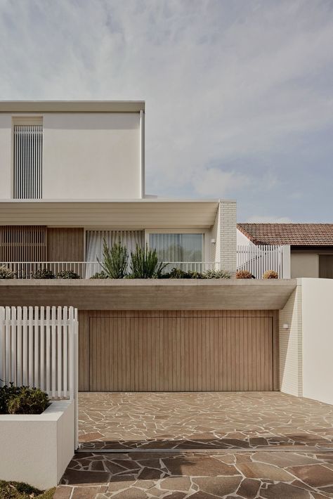 Modern Coastal Home Aesthetic, Australian Architecture Residential, Modern Australian Architecture, Elevated Courtyard, Timeless House Design, Functionalism Architecture, Australian Architects, Hamptons Architecture, Community Architecture