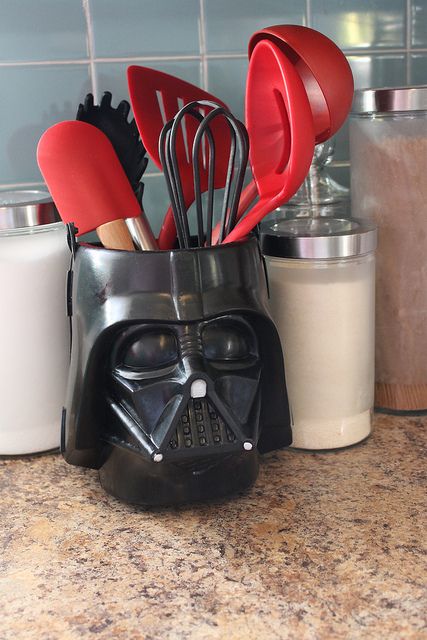 Darth Vader kitchen utensil holder from a kids bucket/pail. Going to start looking out for these around Halloween/Easter. :) Star Wars Kitchen, Mega Pokemon, Star Wars Decor, Dark Vador, Star Wars Love, Kitchen Utensil Holder, Kitchen Utensil, Decor Guide, Love Stars