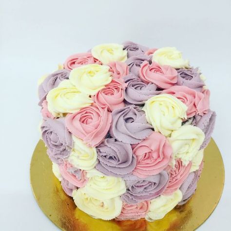 Rossete cake Rossete Cake Ideas, Summer Night Sky, Rose Cakes, Purple Cakes Birthday, Circle Cake, Cakes To Bake, Disney Cake, Cake Decorating For Beginners, Pool Party Ideas