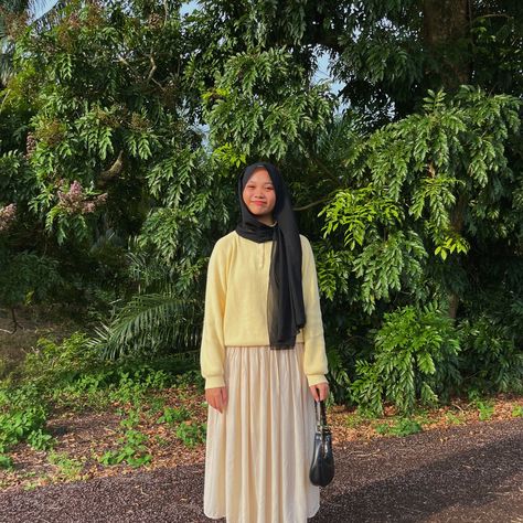 Black shawl + yellow jumper + cream pleated skirt + black bag + black shoes Cream Pleated Skirt, Pleated Skirt Black, Chill Outfit, Yellow Jumper, Black Shawl, Yellow Outfit, Chill Outfits, Black Bag, Skirt Black