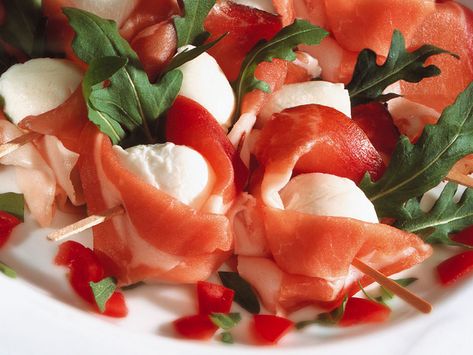 Involtini di Mozzarella con Prosciutto Crudo - C'ena una Volta Finger Food, Caprese Salad, Finger Foods, Mozzarella, Salad, Pasta, Fruit, Art, Fresco