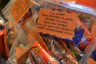 Candy treat bag: Play "Smart", Score "Mounds" of Points, "Crunch" the Lions, "Burst" their bubble, you are worth "100 Grand" Volleyball Encouragement, Cheer Treats, Basketball Treats, Football Candy, Football Treats, Pep Club, Sports Snacks, Football Friday, Football Player Gifts