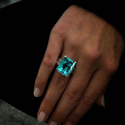 Jochen Leën on Instagram: “Paraiba Tourmaline vs Platinum & Diamonds” Paraiba Tourmaline Ring, Paraiba Tourmaline, Tourmaline Ring, Favorite Rings, Pretty Jewellery, Sapphire Ring, Tourmaline, Mood Board, Vision Board