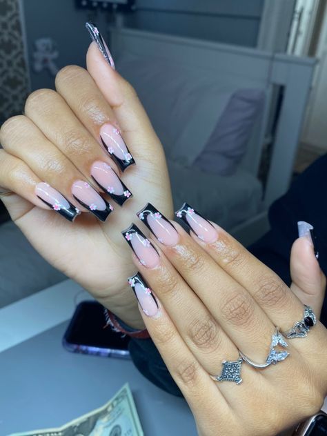 Black French Tip With Flowers Nails, Cute Black French Tip Nails, Short Black French Tip Nails Baddie, Black French With Flowers, Birthday French Tip Nails, Black French Flower Nails, Black French Tip With Pink Flowers, Acrylic Nail Set, Nails Now