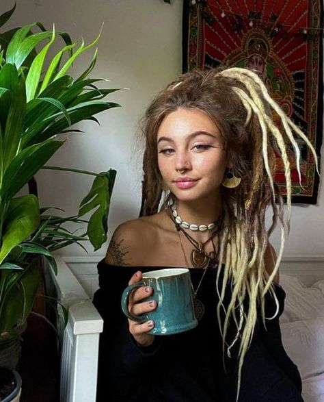 Half Dreadlocks Half Hair, Curly Hair With Dreadlocks, Curly Hair With Dreads, Hippie Maternity Shoot, Dreadlock Aesthetic, Hippie Curly Hair, Viking Dreads Women, Dreads Aesthetic, Dreadlocks Aesthetic