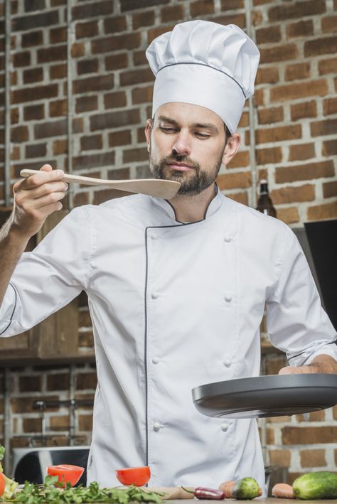 Portrait of male chef standing in kitchen tasting food Free Photo Chef Dress, Chef Pictures, Food Photography Background, Chef Styles, Cooking Photography, Man Cooking, Career Outfits, Chef Clothes, Female Chef