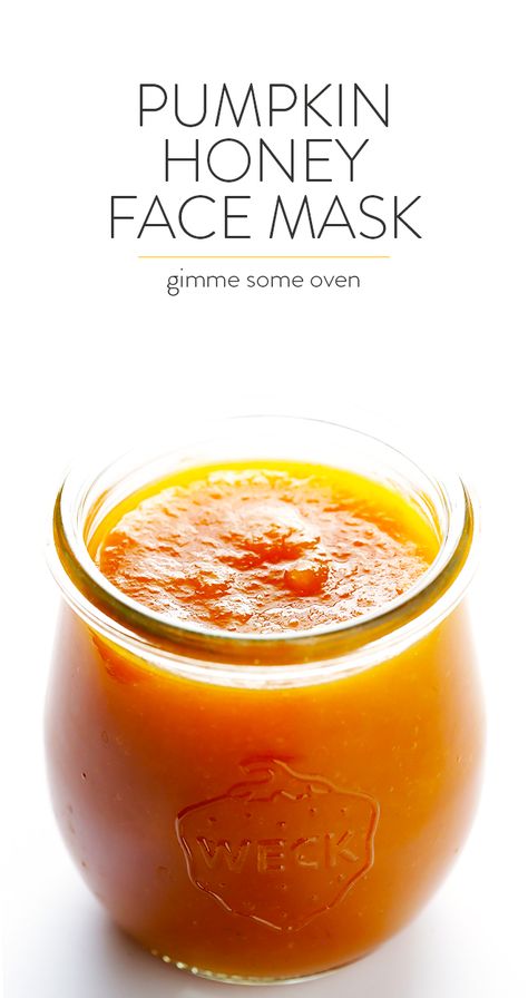 This DIY Pumpkin Honey Brightening Face Mask is made with 3 easy ingredients, and only takes 1 minute to whip up! | gimmesomeoven.com Blackheads Mask, Brightening Face Mask, Honey Face Mask, Turmeric Face Mask, Tumeric Face Mask, Pumpkin Mask, Acne Face Mask, Gimme Some Oven, Honey Face