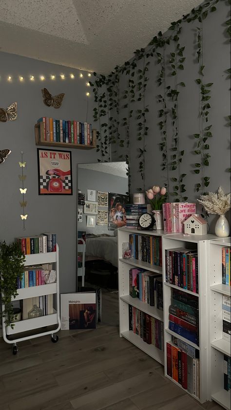 #bookshelves #books #booklover Dr Rooms Ideas, Aesthetic Bookshelf Ideas Bedroom, Room Inspo Cozy Aesthetic, How To Design Your Room, Basement Room Aesthetic, Small Room Design Ideas Bedrooms, Bookworm Aesthetic Bedroom, Diy Small Bedroom Organization, Cute Simple Bedroom