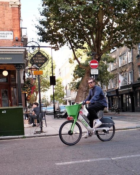 HSD ☀️ on X: "Harry riding a bike in London last month - August 28 📸 andreharry https://t.co/W88ei4xyTp" / X Harry Styles House London, Harry Styles House, Harry Styles London, Harry Styles Cute, Online Friends, Harry Styles Photos, Mr Style, King Of My Heart, Harry Edward Styles