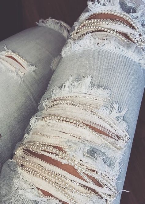 Pants With Beads, Rhinestone Ripped Jeans, Embellish Clothes Diy, Bling Clothes Diy, Diy Bedazzled Jeans, Diy Rhinestone Jeans, Diy Clothing Design Ideas, Ripped Jeans Ideas, Jeans With Pearls