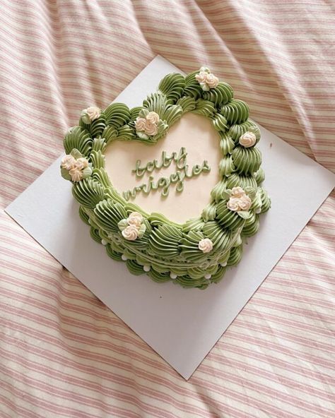 Emerald Green Interior, Gold And Emerald, Vintage Birthday Cakes, Korean Cake, Simple Cake Designs, Pretty Dessert, Cute Baking, Simple Birthday Cake, Dream Cake