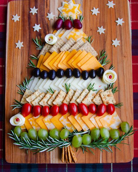 Christmas Tree Ham And Cheese, Christmas Sharing Board, Kiwi Christmas Tree, Cheese Christmas Tree Platter, Christmas Board Food, Christmas Pasta Dinner, Xmas Cheese Board, Christmas Trays Food, Christmas Day Charcuterie Board