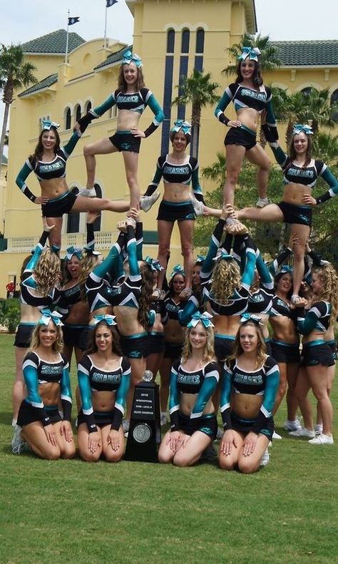 #gymgirlz #mindsshots Cheerleader Pyramid, Cheerleading Flyer, Cheer Pyramids, Cheerleading Pyramid, Great White Sharks Cheer, Competitive Cheerleading, Cool Cheer Stunts, Cheerleading Stunts, Cheerleading Workouts