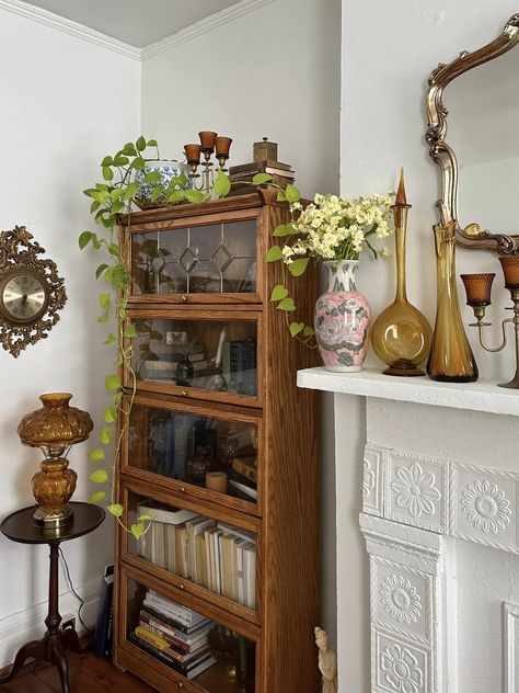 Bookshelf Beside Tv, Vintage Magazine Display Ideas, 1920s Art Deco Interior Design, Bookshelf Apartment Ideas, Entryway Books, Wood Bookshelf Styling, Corner Shelf Ideas Living Room Decor, Art Nouveau Style Interior Design, Built In Bookshelves Ideas