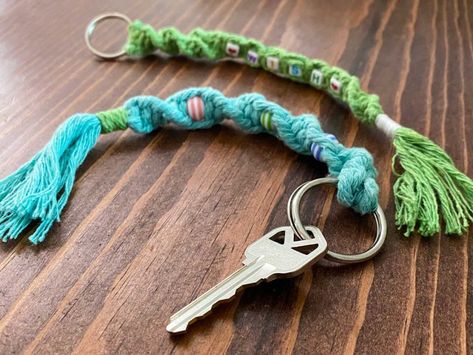 Macrame For Kids Easy, Macrame For Kids, Trendy Crafts, Beginner Macrame, Macrame Crafts, Macrame Tutorials, Crochet Chain, Needle Crafts, Diy Macrame