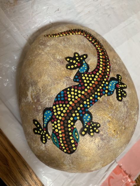 Lizard I did Dot Painting On Rocks, Painting On Rocks, Ladybug Rocks, Aboriginal Painting, Mandala Rock Art, Mosaic Art Projects, Painted Rocks Craft, Painted Rocks Diy, Rock Painting Patterns