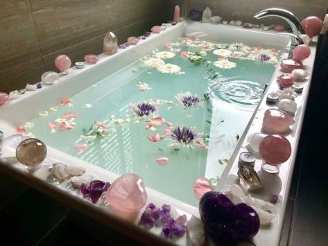 Bath Aesthetic, Crystal Room, Spiritual Bath, Crystal Vibes, Dream Bath, Crystal Aesthetic, Flower Bath, Witch Aesthetic, Relaxing Bath