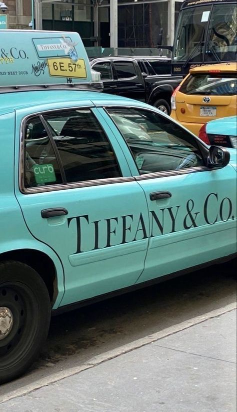 Tiffany Blue Wallpapers, Tiffany Girls, Tiffany And Co Jewelry, Holly Golightly, Nyc Life, New York Aesthetic, Uptown Girl, Breakfast At Tiffanys, Tiffany And Co