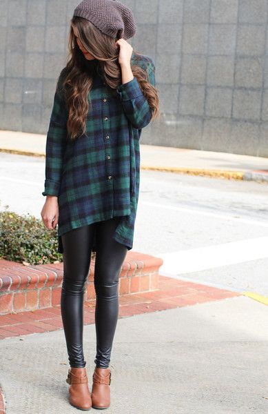 Flannel Top Outfit, Big Flannel Outfit, Trendy Beanies, Flannel And Leggings, Green Flannel Shirt, Outfits Con Camisa, Plaid Shirt Outfits, Legging Cuir, Estilo Hipster