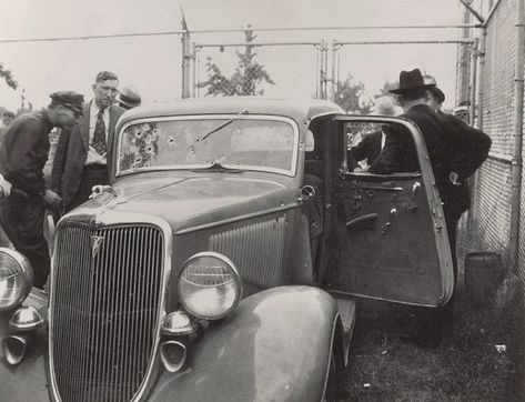 The men who killed Bonnie & Clyde - images you may not have seen before...... - Page 2 of 2 Bonnie And Clyde Tattoo, Bonnie And Clyde Photos, Famous Outlaws, Old Time Photos, Bonnie Parker, Ford Anglia, Bonnie And Clyde, Bank Robbery, Bonnie Clyde