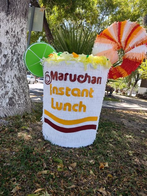 Mexican Pinata Diy, Aesthetic Pinata, Maruchan Party Ideas, Pinata Ideas For Teens, Cute Pinata Ideas, Diy Piñata Ideas, Piñata Designs, Piñata Aesthetic, Mexican Piñatas