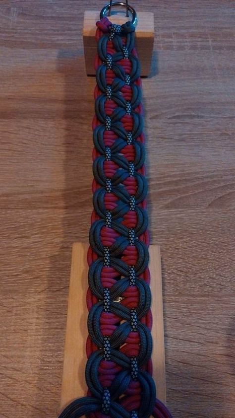 Dieses Tutorial wurde mir von Saskia Meißner zur Verfügung gestellt, sie gab mir freundlicher Weise ihre Erlaubnis dieses hier einzustellen. “Vielen Dank dafür!” Parachute Cord Crafts, Paracord Projects Diy, Paracord Bracelet Patterns, Paracord Braids, Swiss Paracord, Diy Dog Collar, Paracord Bracelet Diy, Paracord Dog Collars, Paracord Diy