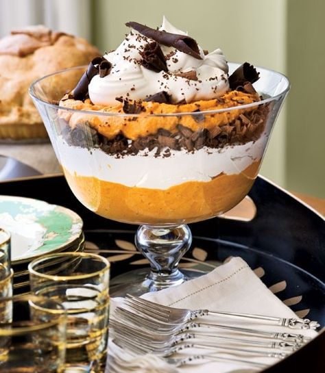 fall foods | Pumpkin mousse. | Fall Food - this season (fall 2013) Jello instant pudding has created a "Pumpkin" flavor. To make the pudding more of a mousse style, fold in abt 2 cups of cool whip. For the topping, use chocolate shavings, crushed Heath bars or Butterfingers, or whatever your heart desires! Enjoy! Pumpkin Trifle, Pumpkin Mouse, Pumpkin Mousse, Halloween Sweets, Festive Desserts, Trifle Recipe, Pumpkin Recipes Dessert, Mousse Recipes, Think Food