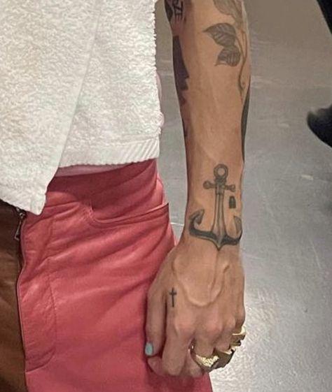 Harry Styles Shorts, Mojo Dojo Casa House, Harry Styles Hands, Harry Styles Tattoos, Harry Styles Poster, One Direction Harry, Harry Styles Pictures, Harry Styles Photos, I'm With The Band