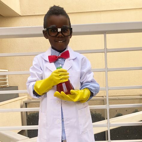 Kids DIY Mad Scientist costume. Toddler Halloween costume ideas. DIY costumes Dress Up As Scientist, Diy Scientist Costume Kids, Kids Scientist Costume Diy, Scary Scientist Costume, Mad Scientist Lab Coat Diy, Mad Scientist Costume, Scientist Costume, Career Costumes, Crazy Scientist